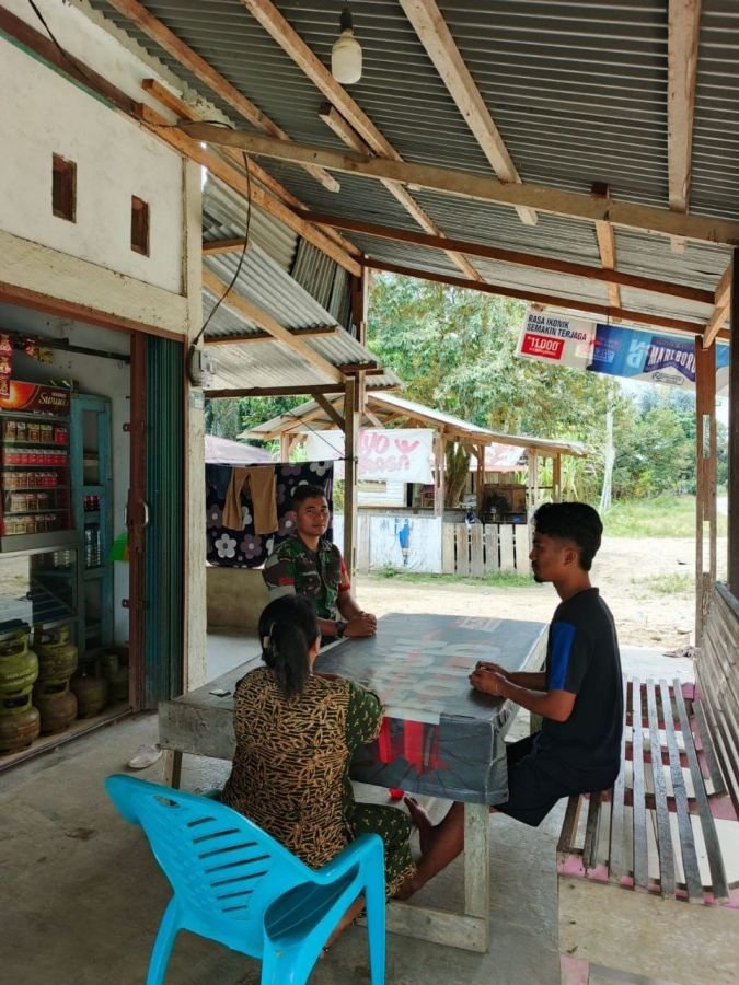 Terus Jaga Hubungan Baik, Babinsa Laksanakan Komsos Bersama Warga