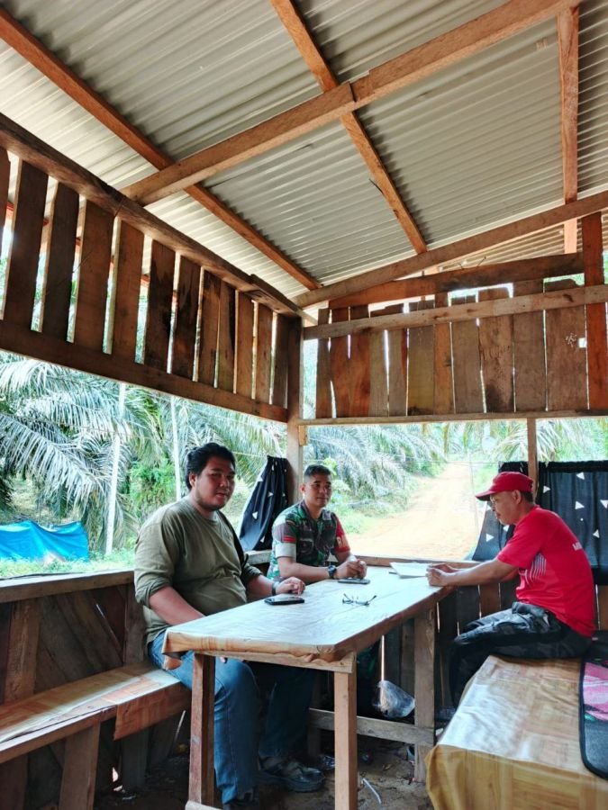 Terus Jaga Hubungan Baik, Babinsa Laksanakan Komsos Bersama Warga