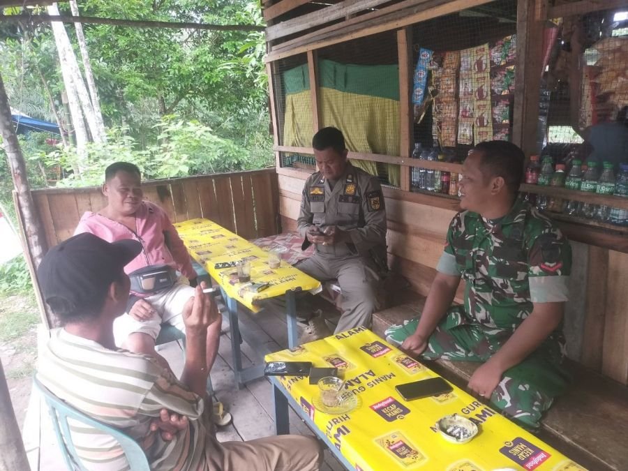 Terus Jaga Hubungan Baik, Babinsa Laksanakan Komsos Bersama Warga