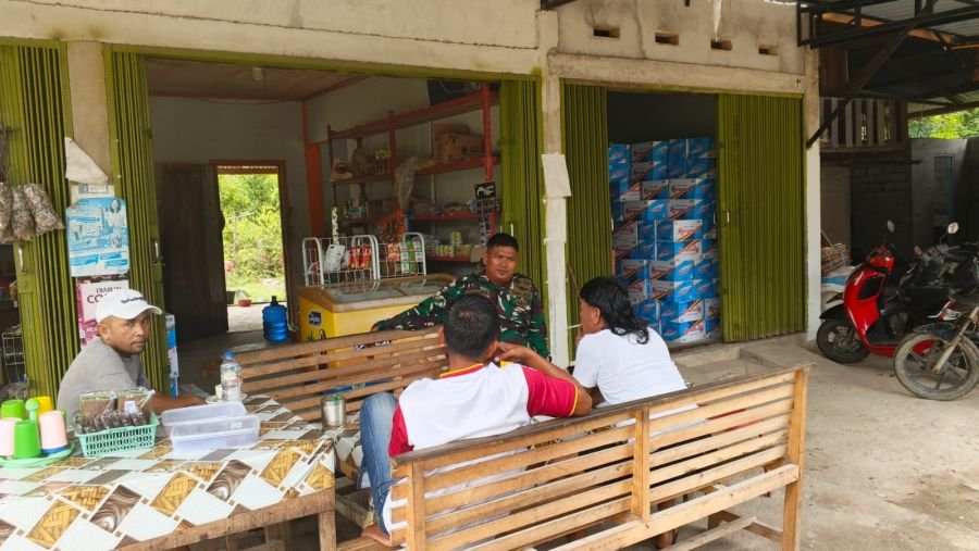 Terus Jaga Hubungan Baik, Babinsa Laksanakan Komsos Bersama Warga