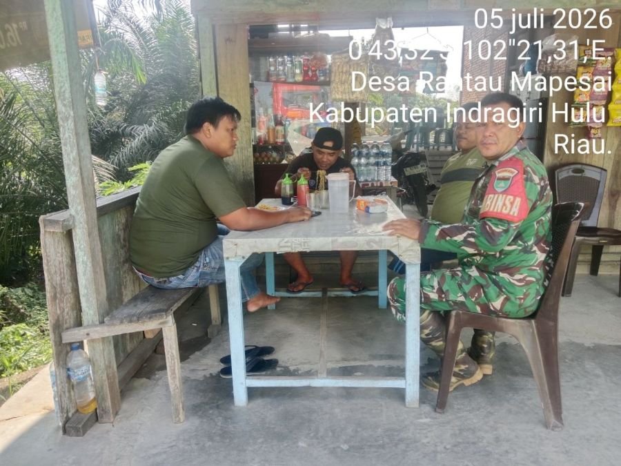 Tetap Jaga Keakraban Babinsa  Koramil 01/Rengat Komsos Dengan Warga Desa Binaan