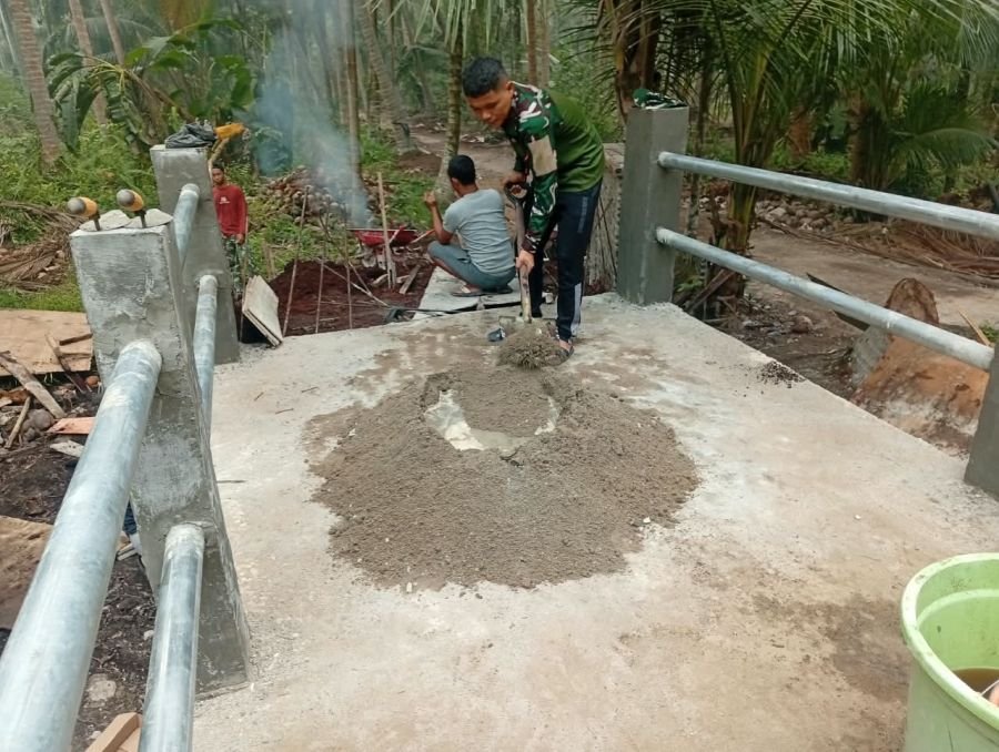Tiang Pagar Jembatan Sungai Gantang Capai 60 Persen, TNI dan Warga Terus Berpacu