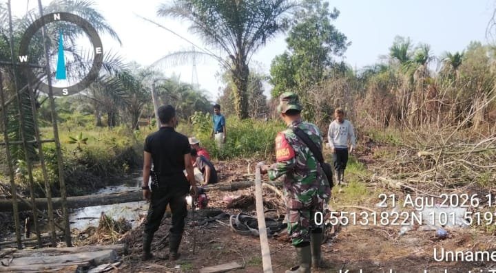 Tim Gabungan Gerak Cepat Padamkan Karhutla di Lahan Gambut Industri Tenayan