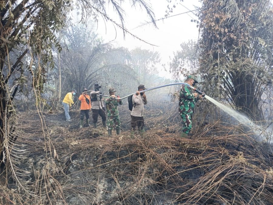 Tim Gabungan Koramil 03/Mandau Genjot Dua Lokasi Pemadaman di Pematang Pudu dan Buluh Apo