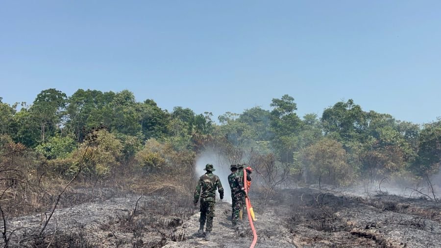 Tim Gabungan Yonif TP 849/BS Berhasil Padamkan Karhutla di Bukit Langkap Lingga Timur