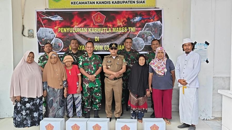 Tim Karhutla Mabes TNI Berbagi Sembako untuk Warga Jambai Makmur