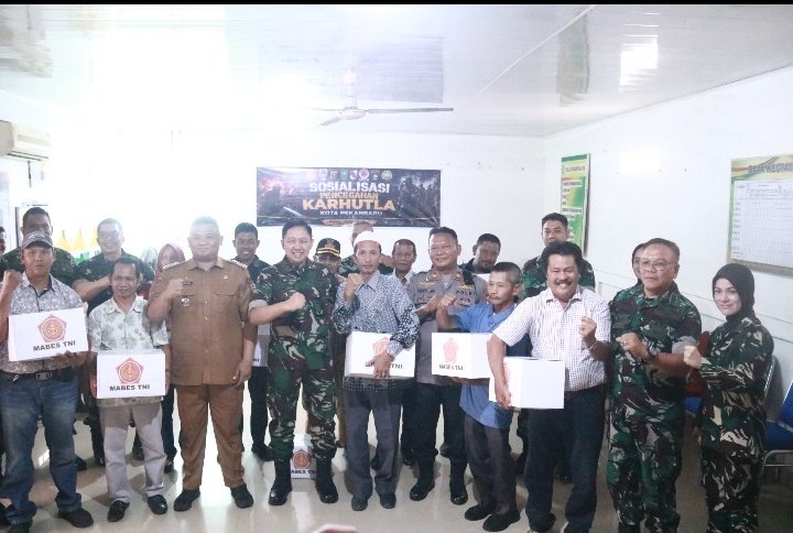 Tim Karhutla Mabes TNI Berikan Bantuan Sembako kepada Warga Terdampak Karhutla di Pekanbaru