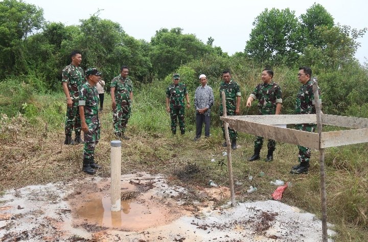 Tim Karhutla Mabes TNI Tinjau Pembuatan Sumur Bor di Wilayah Kodim 0301/Pekanbaru