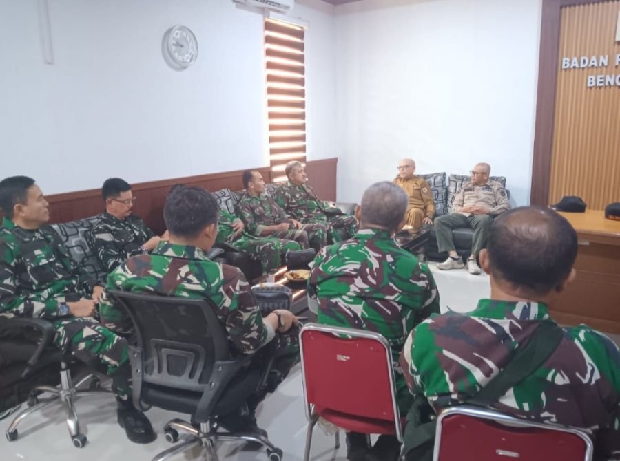 Tim Mabes TNI Silaturahmi dengan BPBD Pelalawan Bahas Penanggulangan Karhutla