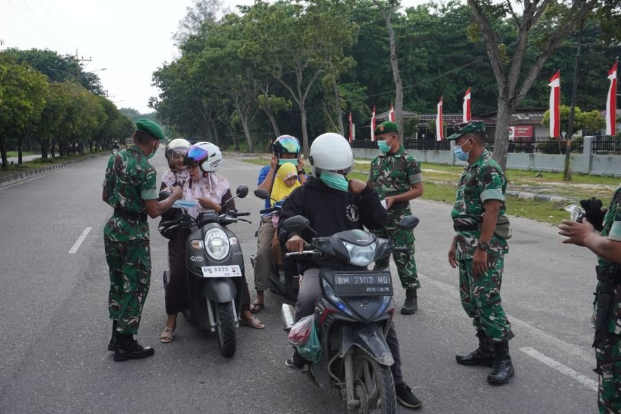 Tim Mabesad Bersama Kodim 0320/Dumai Bagikan Masker dan Pantau Dampak Karhutla