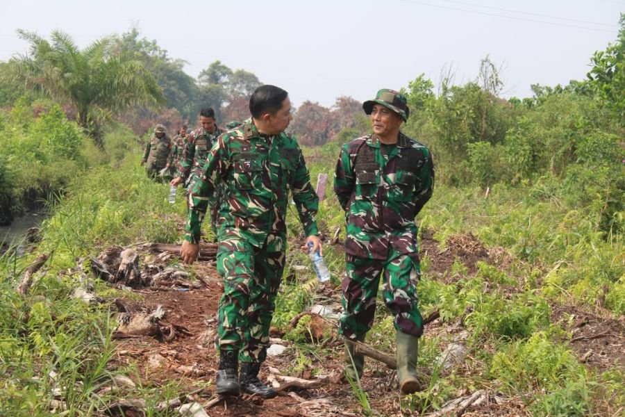 Tim Penyuluh Karhutla Mabes TNI Laksanakan Patroli dan Komsos di Wilayah Rawan Air Hitam