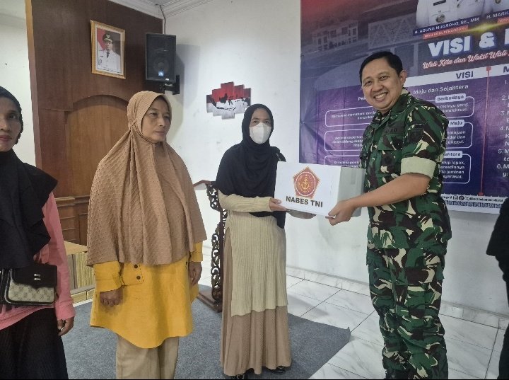 Tim Penyuluh Mabes TNI Salurkan Sembako bagi Warga Terdampak Karhutla di Rumbai Barat