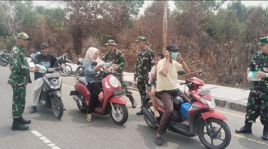 Tim Penyuluhan Karhutla Mabes TNI Bersama Koramil 02 Tebing Tinggi Bagi Masker di kota selat panjang
