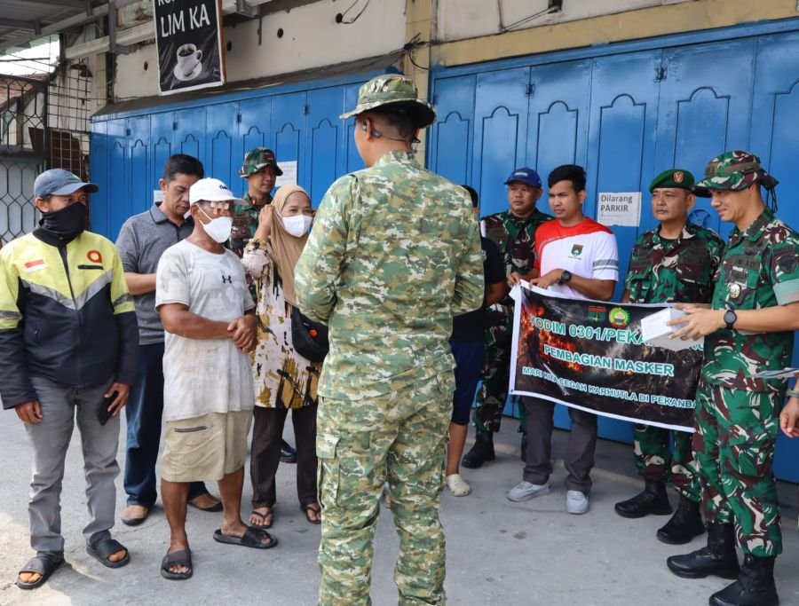 Tim Penyuluhan Karhutla Mabes TNI Sosialisasikan Penggunaan Masker di Wilayah Kodim 0301/Pekanbaru