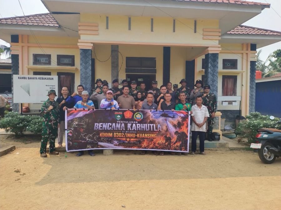Tim Penyuluhan Karhutla Mabesad Sosialisasikan Pencegahan Karhutla Kepada Masyarakat Desa Redang