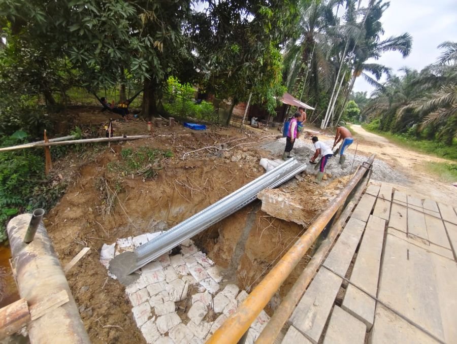 TIM SATGAS COR LANTAI KERJA DAN RAKIT BESI PONDASI JEMBATAN KAMPUNG PINANG