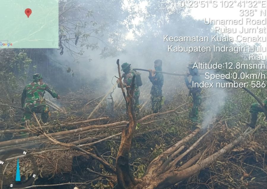 Tim Satgas Kodim 0302/Inhu lanjutkan pemadaman karhutla di Desa Pulau Jumat