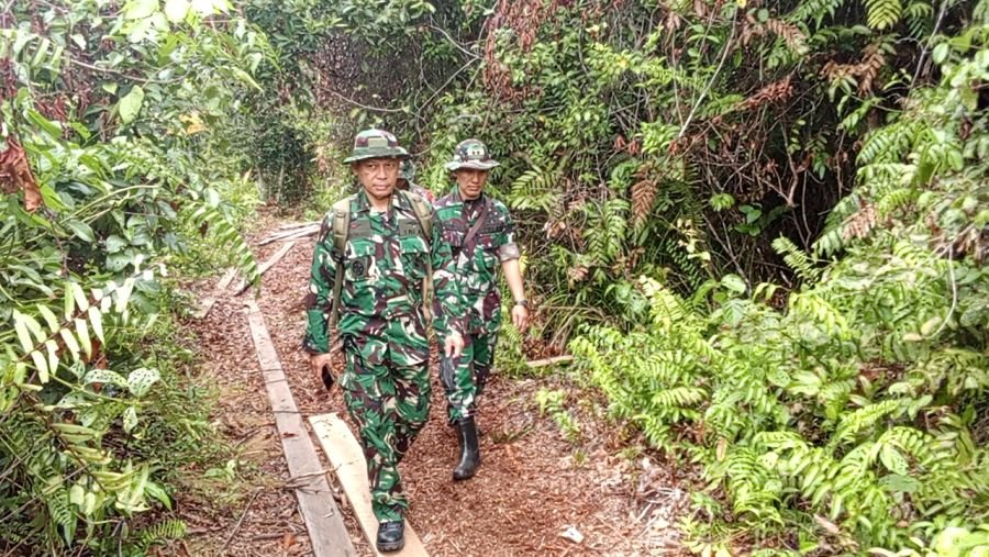 Tim Sosialisasi Karhutla Mabes TNI Tinjau Lahan Rawan Karhutla di Desa Selat Akar