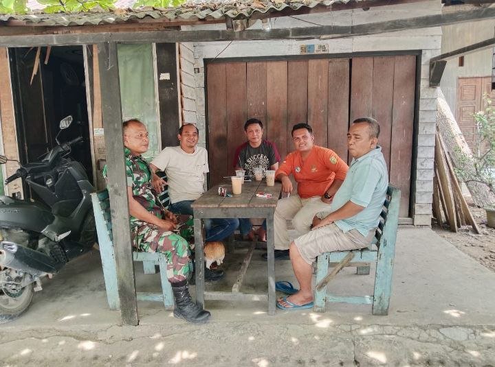 Tingkat kan ke akraban Babinsa komsos dengan Warga Desa Binaan.