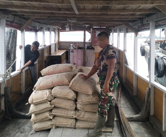 Tingkatkan Akses Antardesa, Babinsa Koramil 02/TT Kawal Distribusi Material Jembatan Garuda