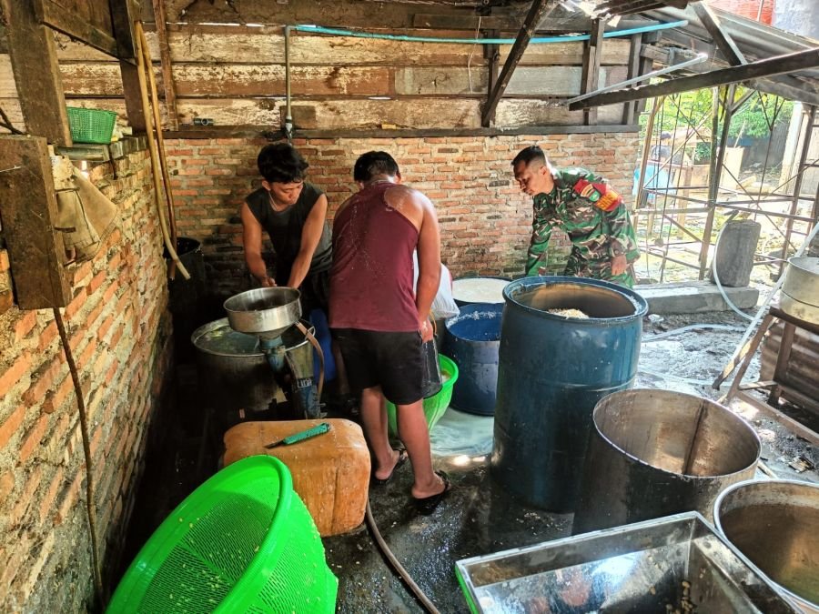 Tingkatkan Ekonomi Warga, Babinsa Koramil 05/RM Dampingi Pelaku UMKM Pembuatan Tahu di Bangko Lestar