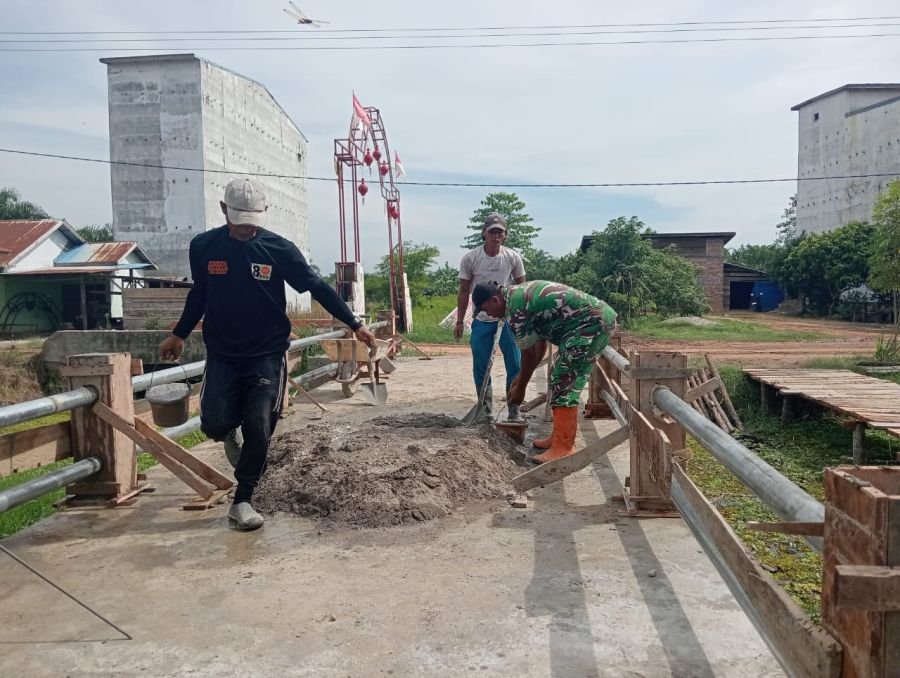 Tingkatkan Infrastruktur Desa,TNI dan Warga Rokan Baru Kebut Pembangunan Jembatan Garuda Hingga 75 %