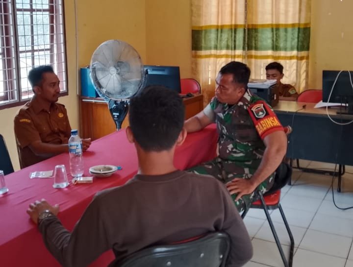 Tingkatkan Kamtibmas dan Kemanunggalan TNI, Babinsa Koramil 0321-03/Bgs Rohil Komsos Bersama Aparat