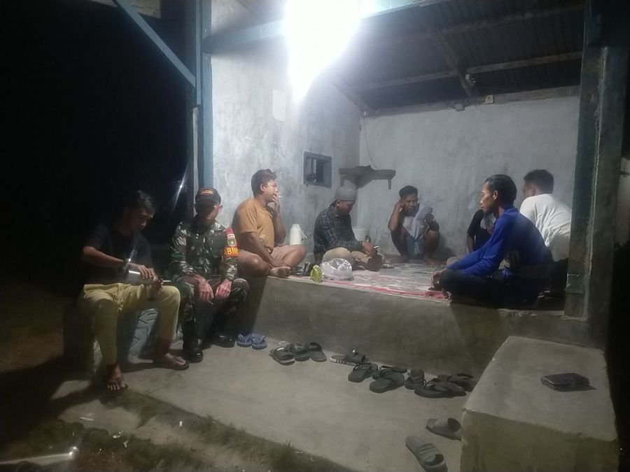 Tingkatkan Keamanan di Desa Binaan, Babinsa Koramil 16/Tapung Tinjau Siskamling