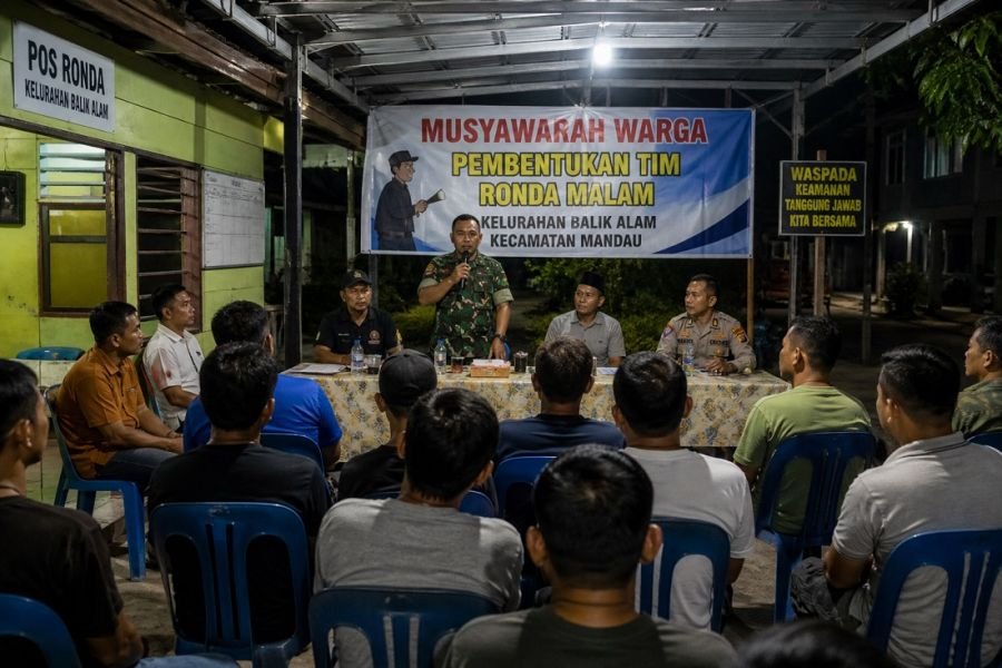 Tingkatkan Keamanan Lingkungan, Babinsa Koramil 03 Mandau  Dukung Aktifitas Ronda di Balik Alam