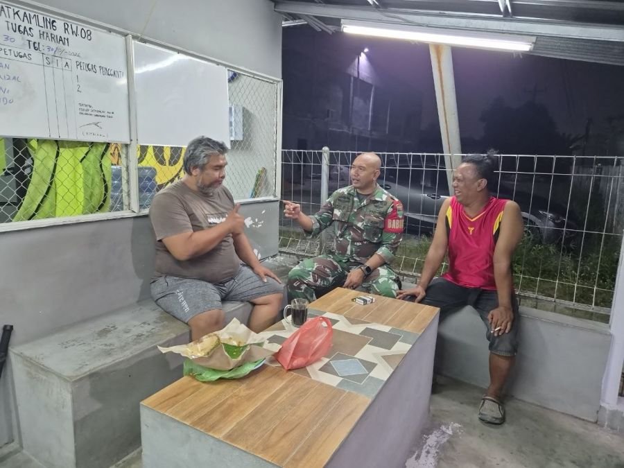 Tingkatkan Keamanan Lingkungan, Babinsa Labuh Baru Timur Sambangi Pos Satkamling dan Ajak Warga Akti
