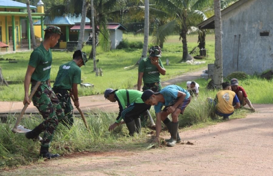 Tingkatkan Kebersihan Lingkungan, Prajurit Yonif TP 849/BS Gelar Karya Bakti di Desa Teluk