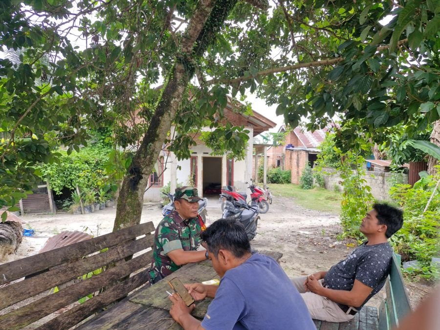 Tingkatkan Keharmonisan, Babinsa Desa Kualu Nenas Laksanakan Komsos dengan Warga Binaanya