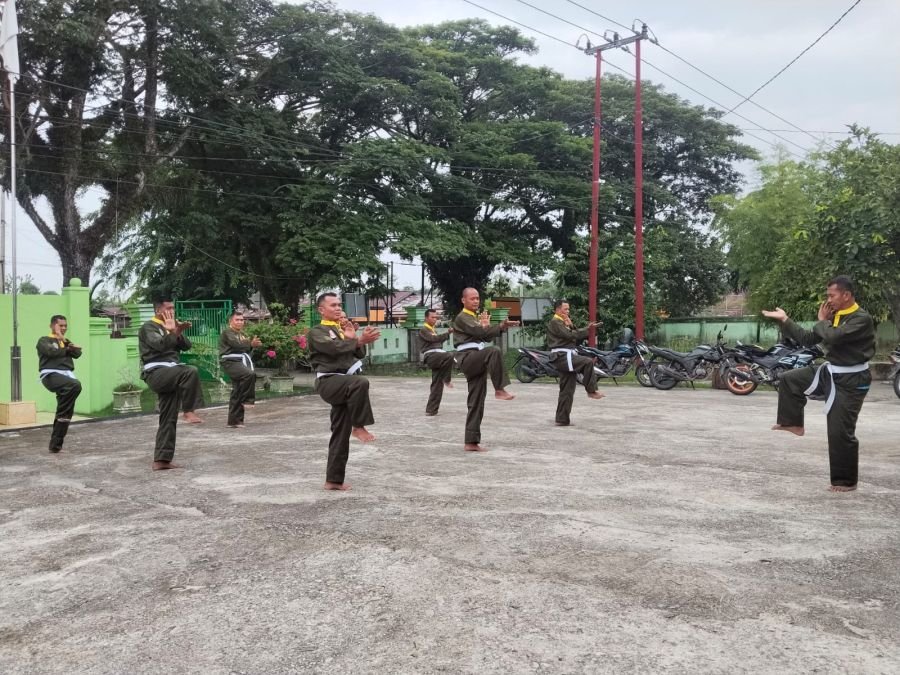 Tingkatkan Kemampuan Fisik dan Beladiri, Personel Koramil 01/Bgk Gelar Latihan Pencak Silat Militer