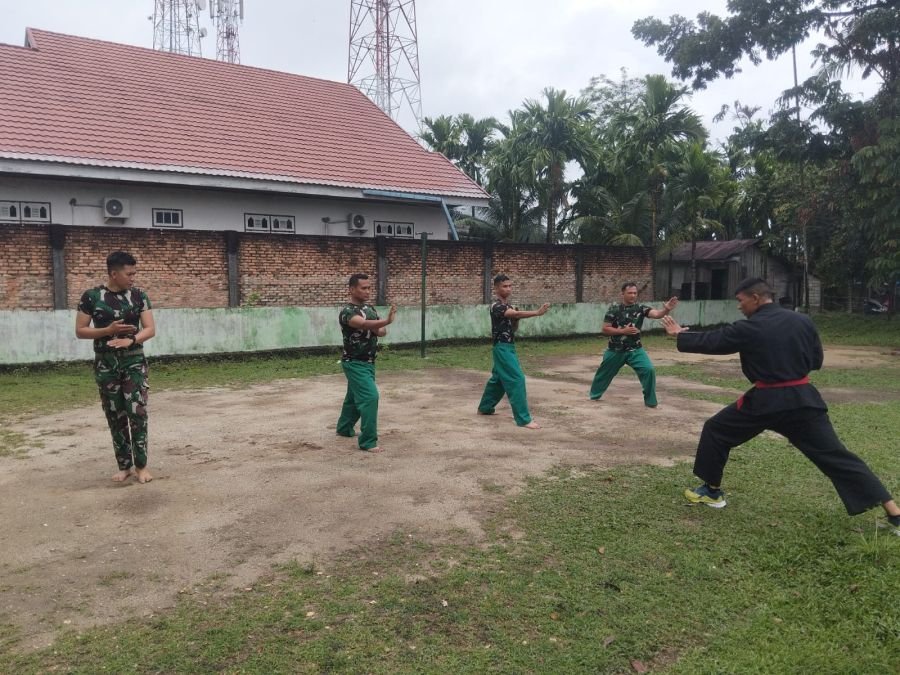 Tingkatkan Kemampuan Fisik dan Lestarikan Budaya, Babinsa Koramil 11 Tambusai Kodim 0313/KPR Gelar L