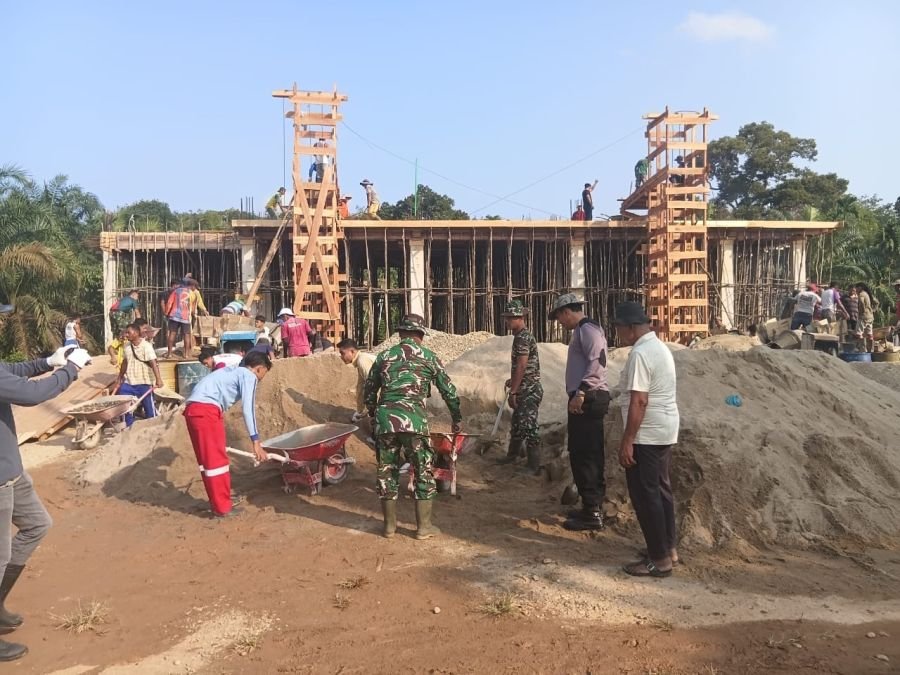 Tingkatkan Kemanunggalan, Babinsa Koramil 08/KM Gotong Royong Pengecoran Lantai Masjid AN Nur