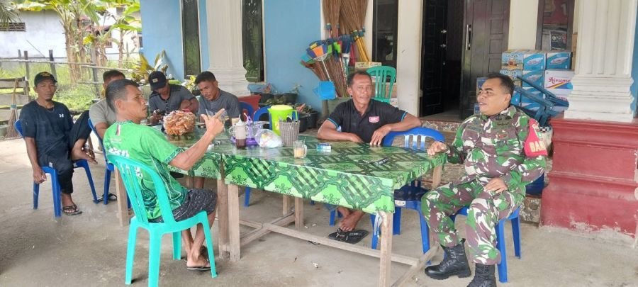 Tingkatkan kemanunggalan TNI dan Rakyat Babinsa melaksanakan komsos bersama masyarakat