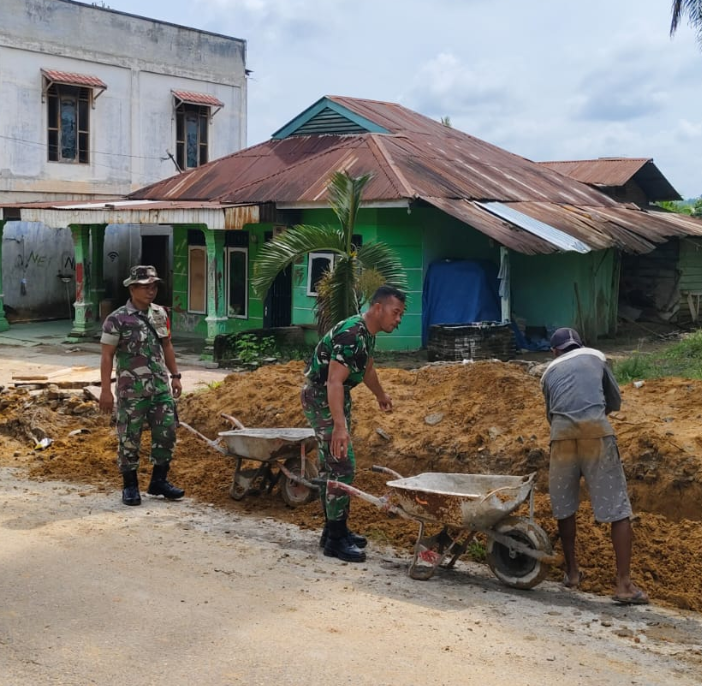 Tingkatkan Kemanunggalan TNI, Personel Koramil 0321-03/Bgs Rohil Goro di Kampung Pancasila