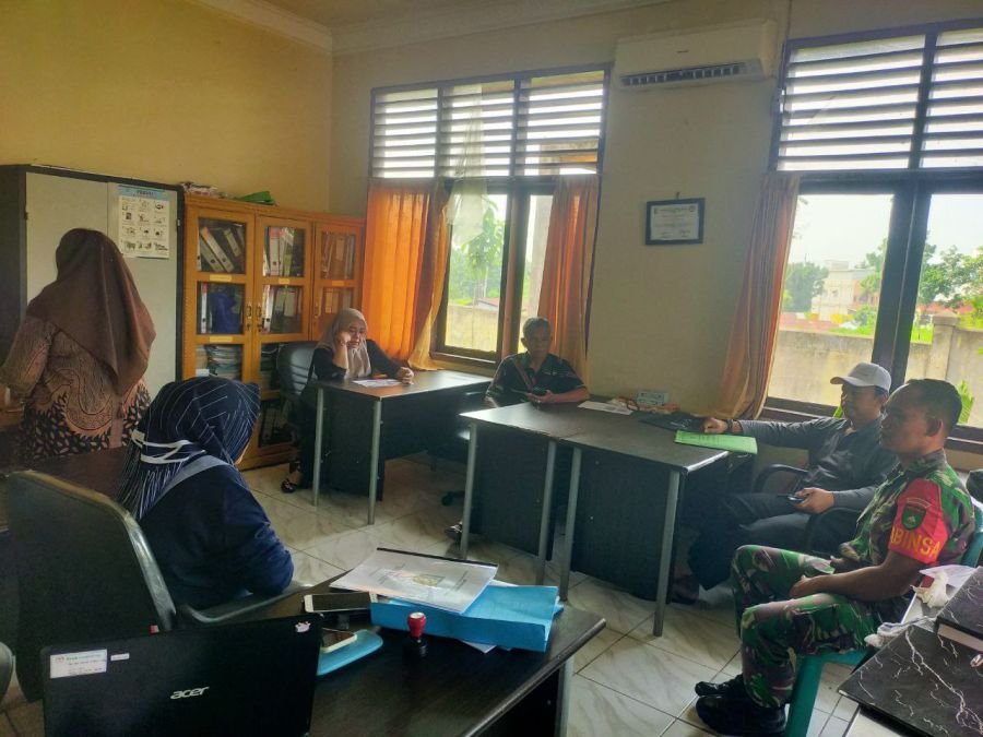 Tingkatkan Kerja Sama Yang Baik, Babinsa Koramil 02/KT  Komsos Bersama Aparatur Kelurahan