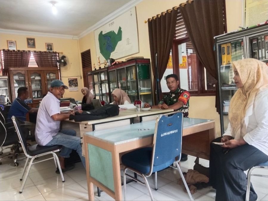 Tingkatkan Kerja Sama Yang Baik, Babinsa Komsos bersama Perangkat Desa Binaan
