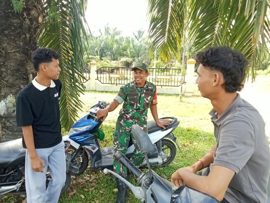 *Tingkatkan Kerjasama, Babinsa Laksanakan Komsos di Tanjung medan.*