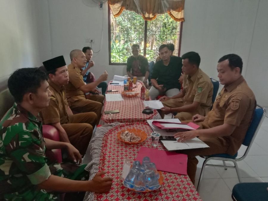 Tingkatkan Kerjasama Yang Baik, Babinsa Komsos Bersama Perangkat desa pekan tebih