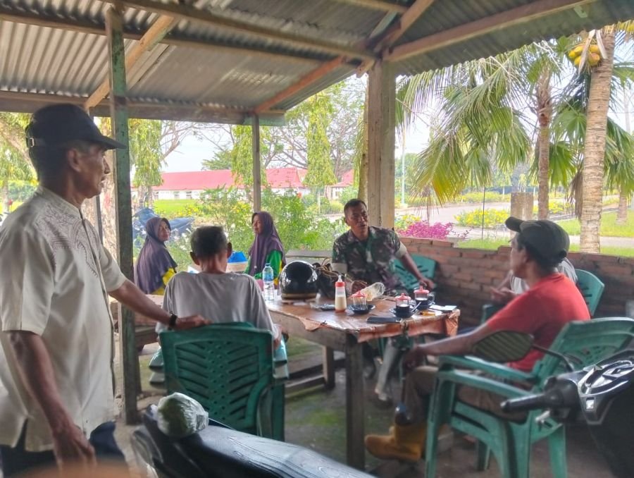 Tingkatkan Kesadaran Kebersihan Lingkungan, Babinsa  Gelar Komsos Bersama Warga Sei Nyamuk
