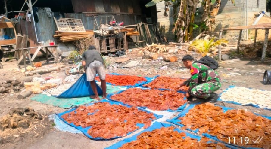Tingkatkan Ketahanan Ekonomi UMKM, Danramil 05/RM Lewat Babinsa Beri Pendampingan Perajin Kerupuk .