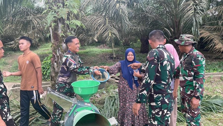 Tingkatkan Ketahanan Pangan, Yonif TP 850/SC Giling Jagung di Semelinang Darat 