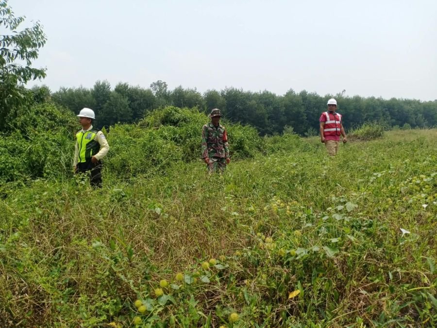 Tingkatkan Kewaspadaan, Babinsa Koramil 06/Merbau Sisir Lahan Gambut Rawan Karhutla di Desa Lukit