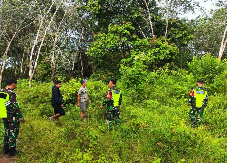 Tingkatkan Kewaspadaan, Babinsa Laksanakan Patroli Karhutla 