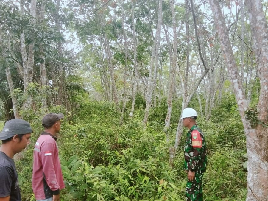 Tingkatkan Kewaspadaan Karhutla, Babinsa Koramil 05/Bukit Batu Bersama MPA Patroli di Desa Temiang
