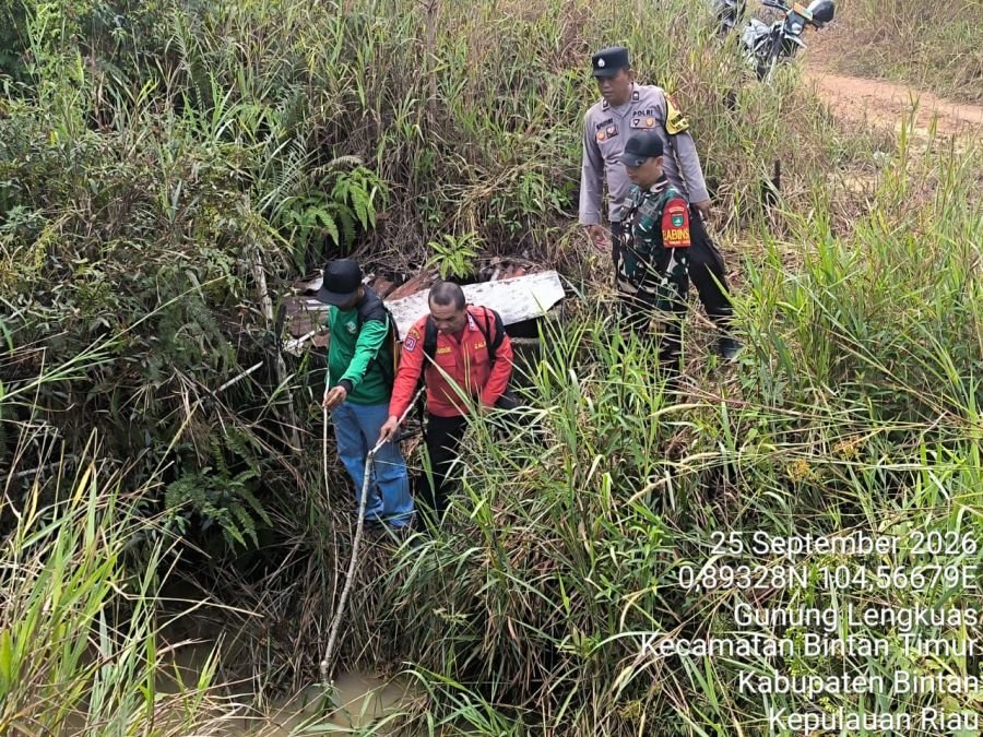 Tingkatkan Kewaspadaan Karhutla, Babinsa Gunung Lengkuas Gelar Patroli Terpadu Bersama Manggala Agni