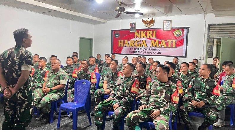 Tingkatkan Kinerja! Anggota Koramil 03/Mandau Ikuti Jam Danrem Secara Vidcon