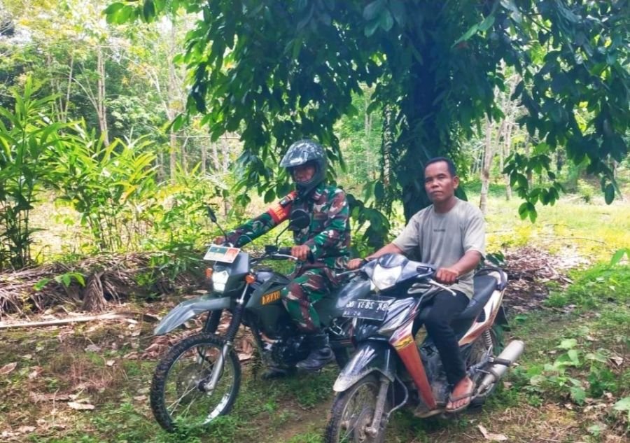 Tingkatkan Pencegahan Karhutla, Babinsa Koramil 02 Rambah Kodim 0313/KPR Melaksanakan Patroli
